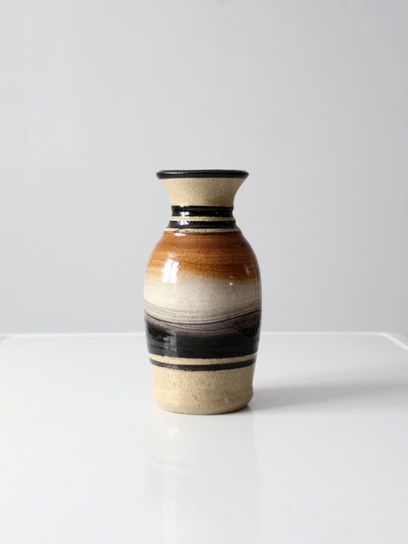 Handcrafted Vintage Studio Pottery Vase Signed Artist 9in: Handcrafted Vintage Studio Pottery Vase Signed Artist 9in Discover a charming vintage studio pottery vase, expertly hand-crafted and signed by the artist. This unique piece showcases a striking black,