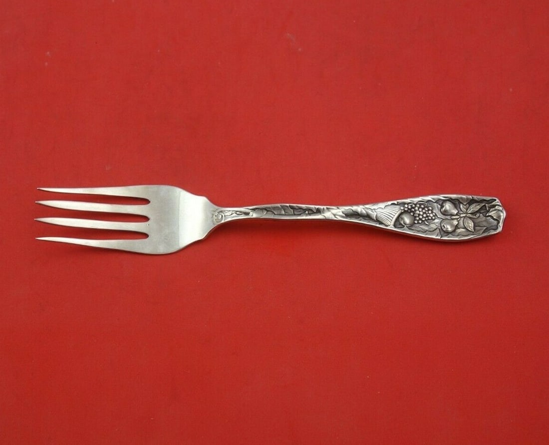 Towle Pomona Sterling Silver Fish Fork 7 3/8 Multi Motif: Towle Pomona Sterling Silver Fish Fork 7 3/8 Multi Motif This exquisite fish fork from the Pomona pattern by Towle is crafted from high-quality sterling silver. Measuring 7 3/8 inches, it showcases a 