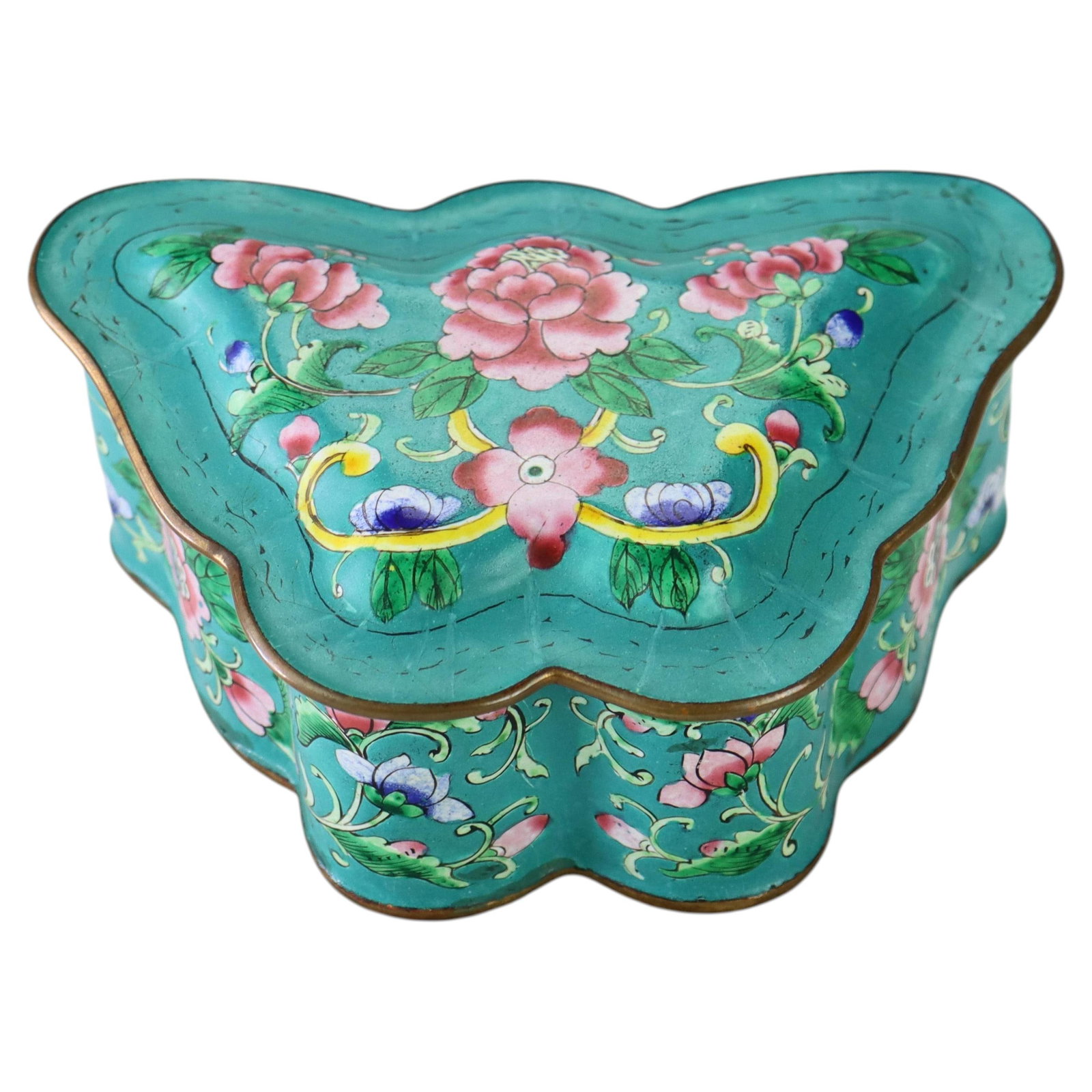 Chinese cloisonne butterfly trinket box c1920: Chinese cloisonne butterfly trinket box c1920 This antique Chinese cloisonne trinket box, crafted circa 1920, is shaped in the form of a butterfly. The box features vibrant floral motifs with lush pin