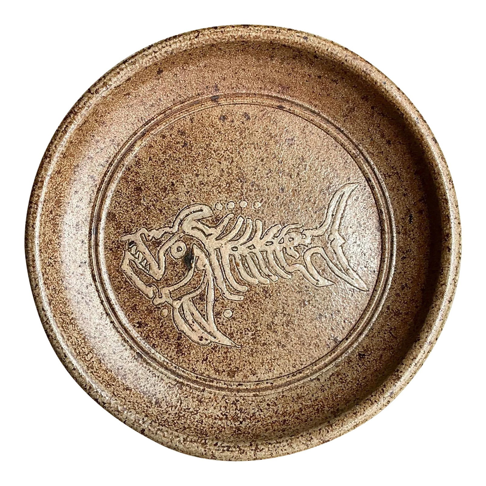 Vintage Studio Pottery Fish Platter 15.75 in Camel: Vintage Studio Pottery Fish Platter 15.75 in Camel Embrace the coastal boho vibes with this Vintage Studio Pottery Fish Platter. This handcrafted piece showcases earthy tones and a detailed fish motif