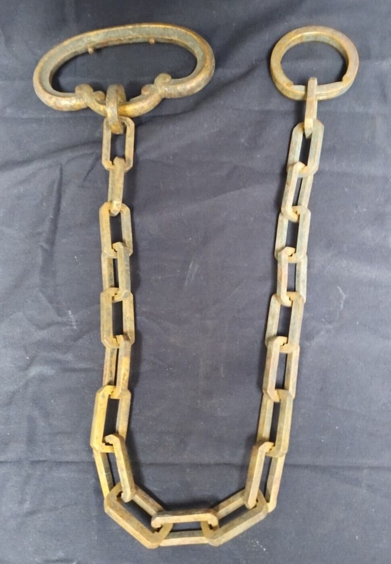 26 Inch Antique Bronze Chandelier Mounting Chain Caldwell Era: 26 Inch Antique Bronze Chandelier Mounting Chain Caldwell Era Antique bronze chandelier mounting chain from the Caldwell era, featuring an exotic square form and a non-slip design. This antique origin