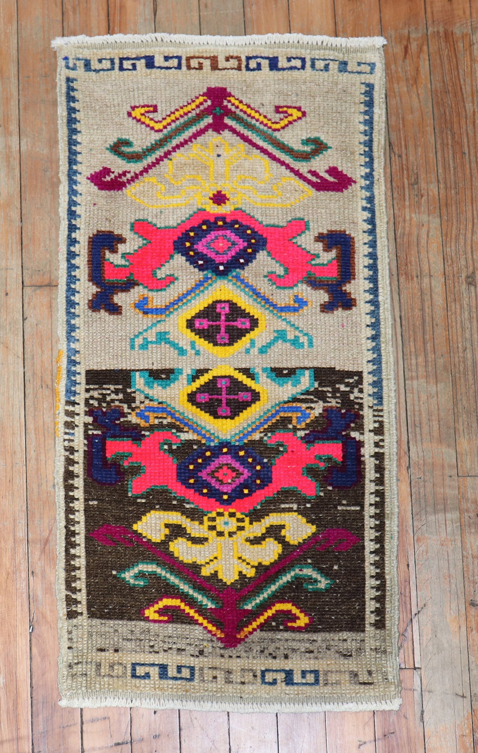 1' 4" x 2' 9" Turkish Yastik Rug 20th Century: 1' 4" x 2' 9" Turkish Yastik Rug 20th Century Vintage Anatolian mini rug from 20th century Turkey. This pre-owned yastik rug features a compact format suitable for small spaces or display. Specificati