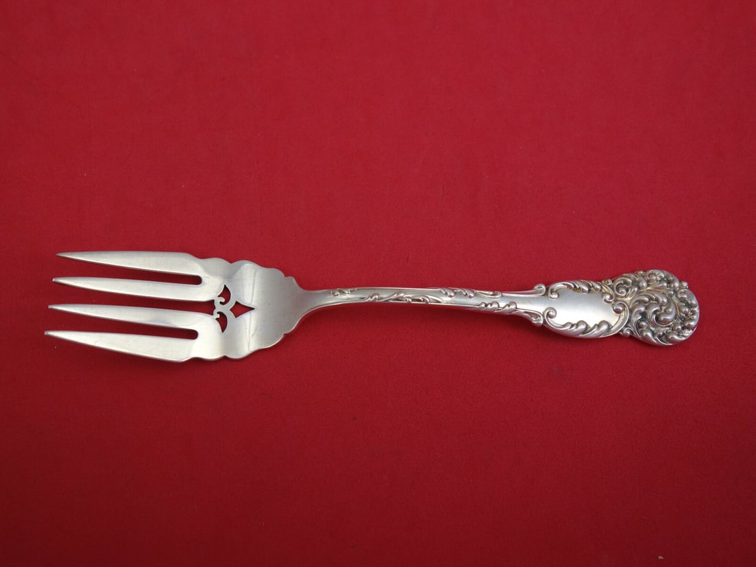 Reed and Barton La Reine Sterling Silver Pastry Fork 6 Inch: Reed and Barton La Reine Sterling Silver Pastry Fork 6 Inch This exquisite pastry fork is crafted from sterling silver and features the elegant La Reine pattern by Reed and Barton. Measuring 6 inches 