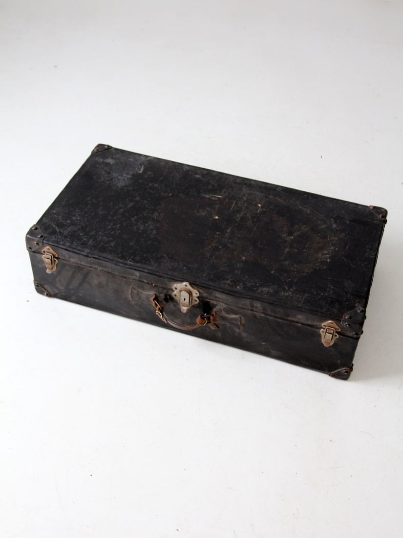 Antique Samson Shwayder Trunk Co Black Suitcase 1916-1931: Antique Samson Shwayder Trunk Co Black Suitcase 1916-1931 Discover a piece of travel history with this Antique Samson Shwayder Trunk Mfg Co Suitcase, dating back to the early 20th century. This large 