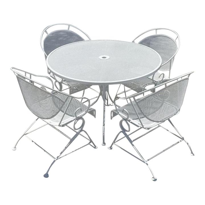 Vintage Mid-Century Modern Wrought Iron Outdoor Dining Set for 5: Vintage Mid-Century Modern Wrought Iron Outdoor Dining Set for 5 Transform your outdoor dining area with this Vintage Mid-Century Modern Wrought Iron Dining Set, which includes 5 pieces. Showcasing a 