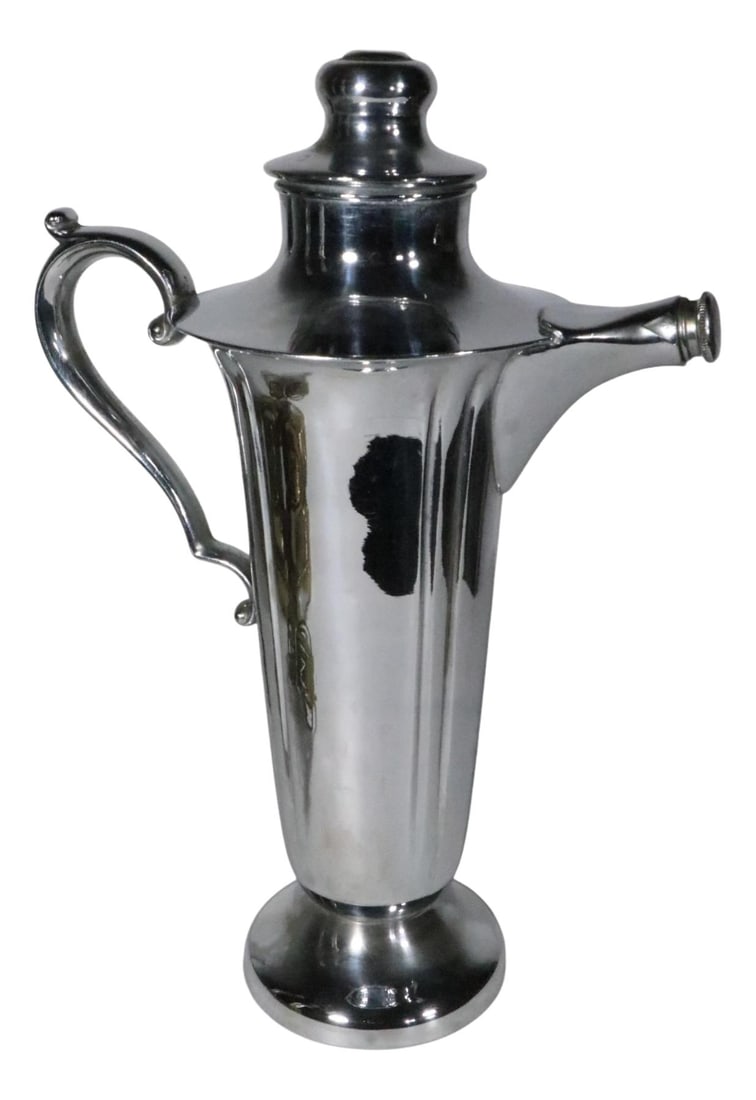 Large 1930s Art Deco Chrome Cocktail Shaker USA: Large 1930s Art Deco Chrome Cocktail Shaker USA This striking Large Mid 20th Century Art Deco Chrome Cocktail Shaker showcases the elegance of Hollywood Regency style. Crafted in the USA during the 19