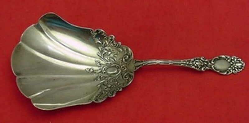Wallace Lucerne Sterling Silver Cracker Scoop 7 7/8 Inch Serving Piece: Wallace Lucerne Sterling Silver Cracker Scoop 7 7/8 Inch Serving Piece This exquisite cracker scoop is part of the Lucerne pattern by Wallace, crafted from high-quality sterling silver. Measuring 7 7/