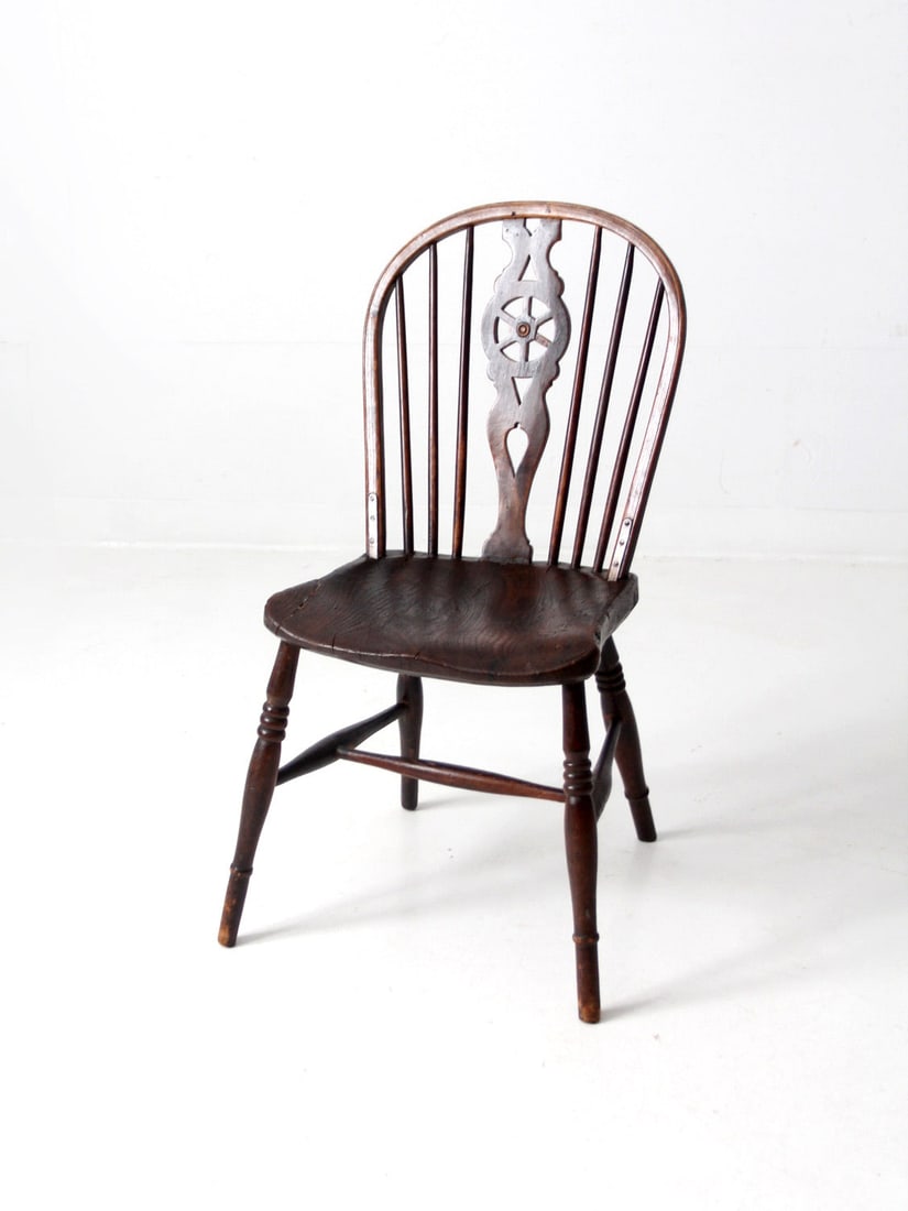 Mid 1800s Antique Wheel Back Windsor Chair Distressed Wood: Mid 1800s Antique Wheel Back Windsor Chair Distressed Wood Discover a stunning Antique Wheel Back Windsor Chair, a timeless piece dating back to the mid-1800s. This chair showcases a classic design fe