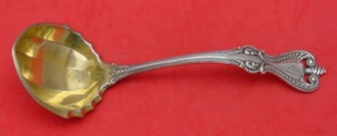 Sterling Silver Gravy Ladle Old Colonial Pattern Gold Wash 7 3/8 Inch: Sterling Silver Gravy Ladle Old Colonial Pattern Gold Wash 7 3/8 Inch This is a Towle Old Colonial pattern sterling silver gravy ladle with a gold-washed bowl. Measuring 7 3/8 inches in length, this l
