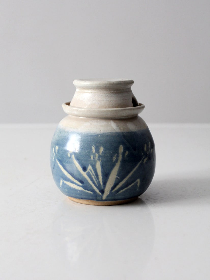 Handcrafted Vintage Studio Pottery Honey Jar with Floral Glaze: Handcrafted Vintage Studio Pottery Honey Jar with Floral Glaze This vintage studio pottery honey jar is a charming addition to any kitchen or collection. Handcrafted and signed by the artist, it featu