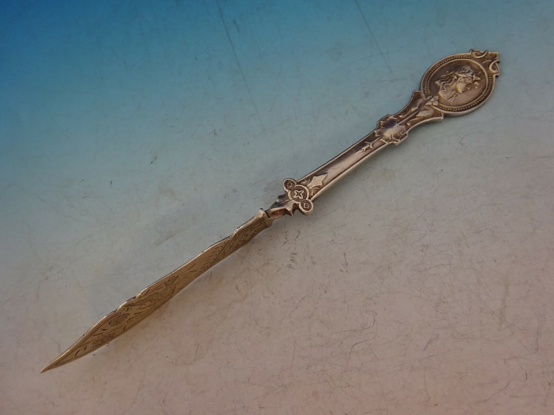 Hotchkiss & Schreuder Medallion Sterling Silver Master Butter Knife 7 1/4" Brite Cut Bird: Hotchkiss & Schreuder Medallion Sterling Silver Master Butter Knife 7 1/4" Brite Cut Bird Discover the exquisite Medallion Master Butter Knife by Hotchkiss & Schreuder, crafted from high-quality sterl