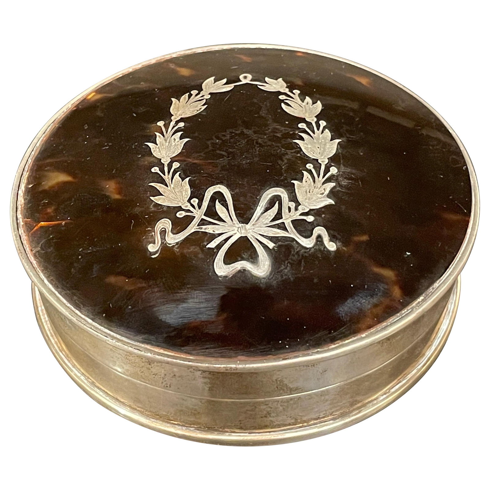 1894 Edward Souter Barnsley Sterling Silver Tortoiseshell Powder Box: 1894 Edward Souter Barnsley Sterling Silver Tortoiseshell Powder Box This exquisite antique powder box, crafted in 1894 by Edward Souter Barnsley & Co., features a stunning combination of sterling sil