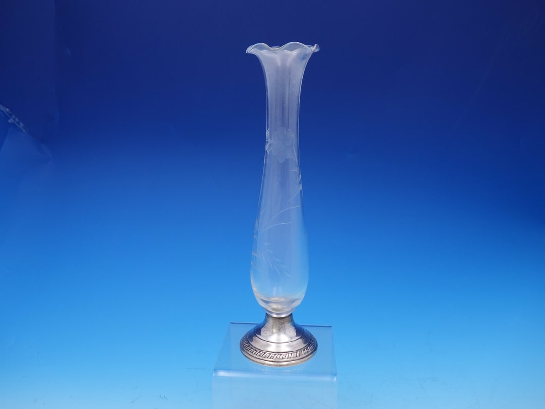 Crown Gadroon Sterling Silver Vase with Etched Glass 10.5 Vintage: Crown Gadroon Sterling Silver Vase with Etched Glass 10.5 Vintage This stunning vintage vase by Crown features a combination of sterling silver and etched glass, showcasing exquisite craftsmanship. Th