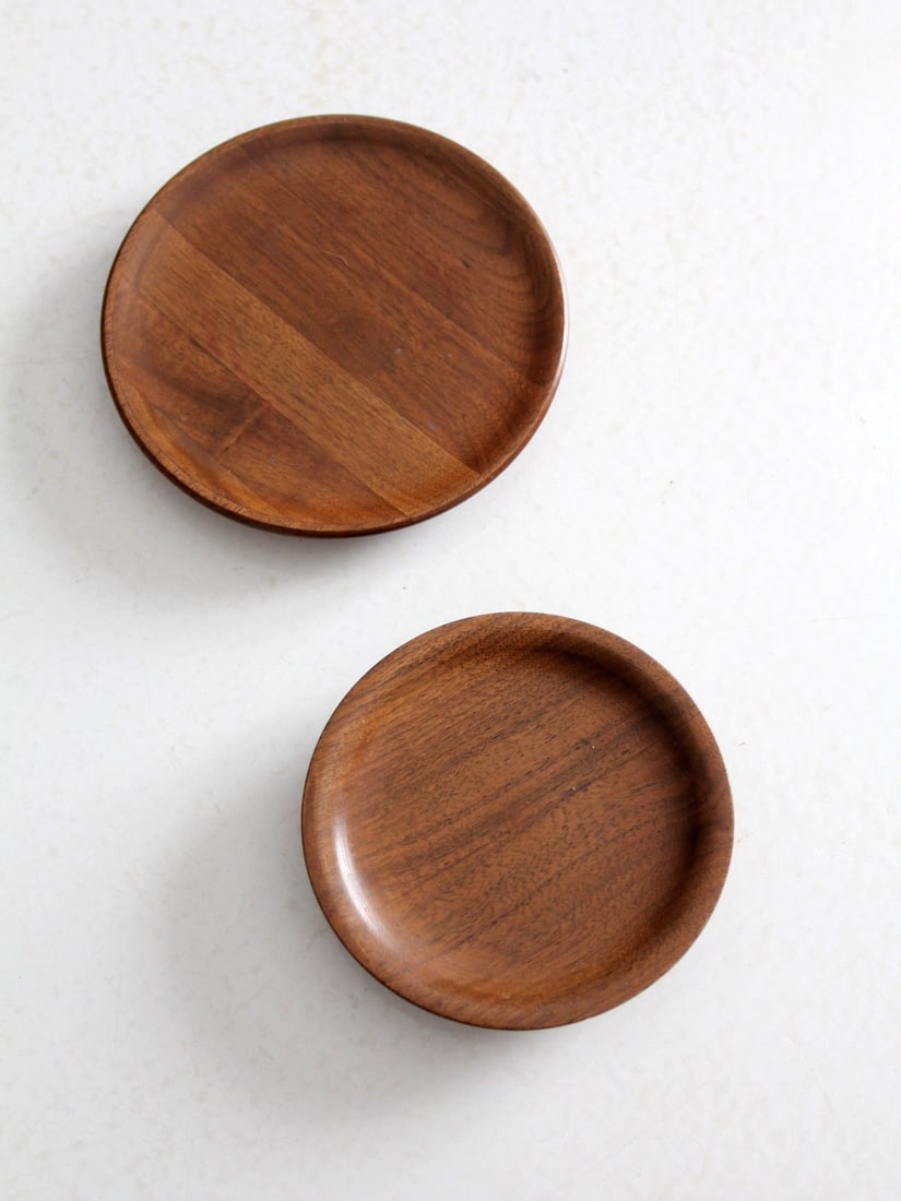 Vintage Kustom Kraft Black Walnut Serving Plates Pair: Vintage Kustom Kraft Black Walnut Serving Plates Pair Enhance your home with this exquisite pair of vintage Kustom Kraft walnut plates/trays. Crafted from black walnut, these trays feature smooth, pol