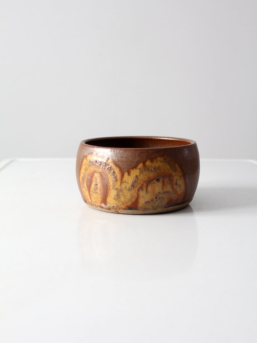 Handcrafted Vintage Studio Pottery Bowl with Signature and Glaze: Handcrafted Vintage Studio Pottery Bowl with Signature and Glaze Discover a charming vintage studio pottery bowl, beautifully hand-crafted and signed by the artist. This unique piece showcases a warm 