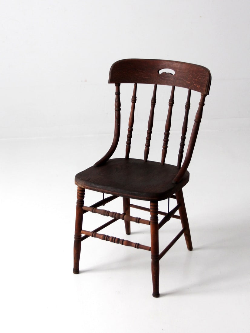 Vintage Antique Pub Style Spindle Back Dining Chair: Vintage Antique Pub Style Spindle Back Dining Chair Introducing a charming antique spindle back dining chair, designed in a classic pub style. This chair features elegantly turned splay legs and a dis