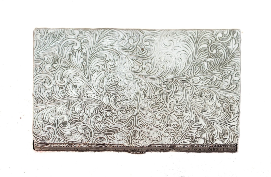 Handmade Italian 925 Sterling Silver Engraved Card Holder: Handmade Italian 925 Sterling Silver Engraved Card Holder This exquisite card holder is crafted from fine Italian 925 sterling silver, showcasing a beautiful handmade swirl ornate engraved design. Wei