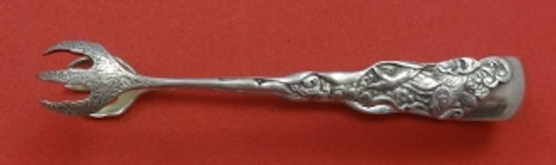 Gorham Hizen Sterling Silver Sugar Tong Vintage 4 1/2": Gorham Hizen Sterling Silver Sugar Tong Vintage 4 1/2" Hizen by Gorham Sterling Silver Sugar Tong, a vintage serving piece measuring 4 1/2 inches. Crafted from high-quality sterling silver, this exqui