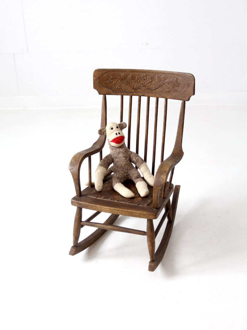 Charming Antique Wooden Children's Rocking Chair with Cushion: Charming Antique Wooden Children's Rocking Chair with Cushion This charming antique children's rocking chair showcases a classic design, perfect for adding a touch of nostalgia to any room. The wooden