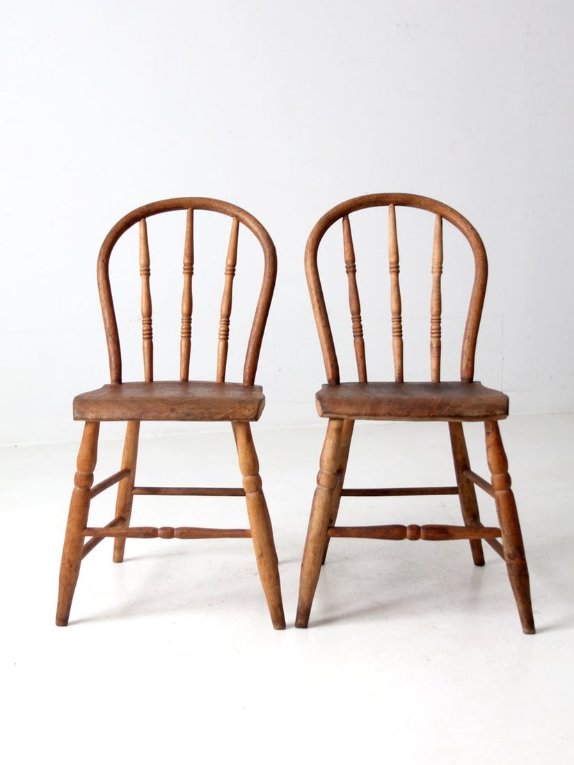Antique Windsor Style Bow Back Chairs Pair Rustic: Antique Windsor Style Bow Back Chairs Pair Rustic Discover this exquisite pair of antique bow back farmhouse chairs, showcasing classic Windsor style. These elegant dining chairs feature round bow bac
