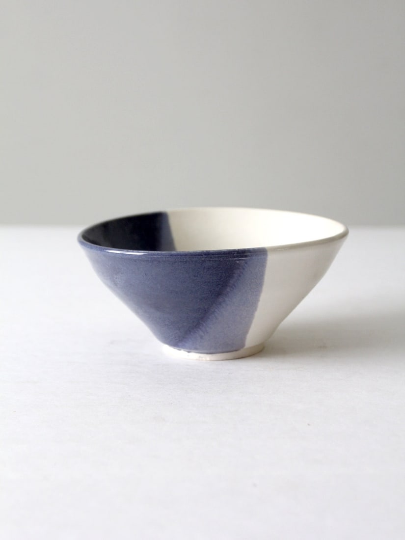 Signed Vintage Studio Pottery Bowl Blue White Glaze 7.25 Inch: Signed Vintage Studio Pottery Bowl Blue White Glaze 7.25 Inch This beautiful vintage studio pottery bowl showcases a stunning handmade design, featuring a dynamic blue and white glaze that adds charac