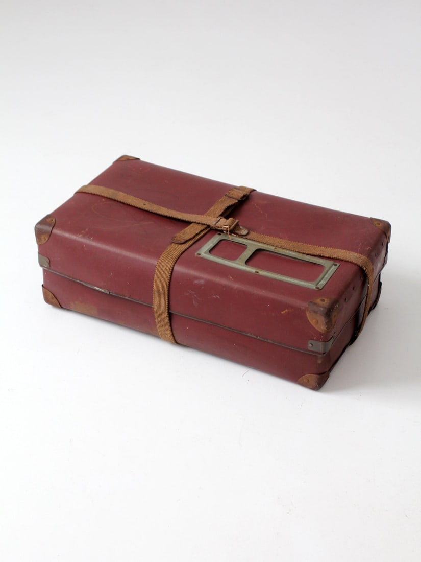 Industrial Vulcanized Fiber Shipping Case with Web Straps 21 inch: Industrial Vulcanized Fiber Shipping Case with Web Straps 21 inch Vintage reusable parcel shipping case with durable vulcanized fiber construction and authentic industrial character. Designed as a mai