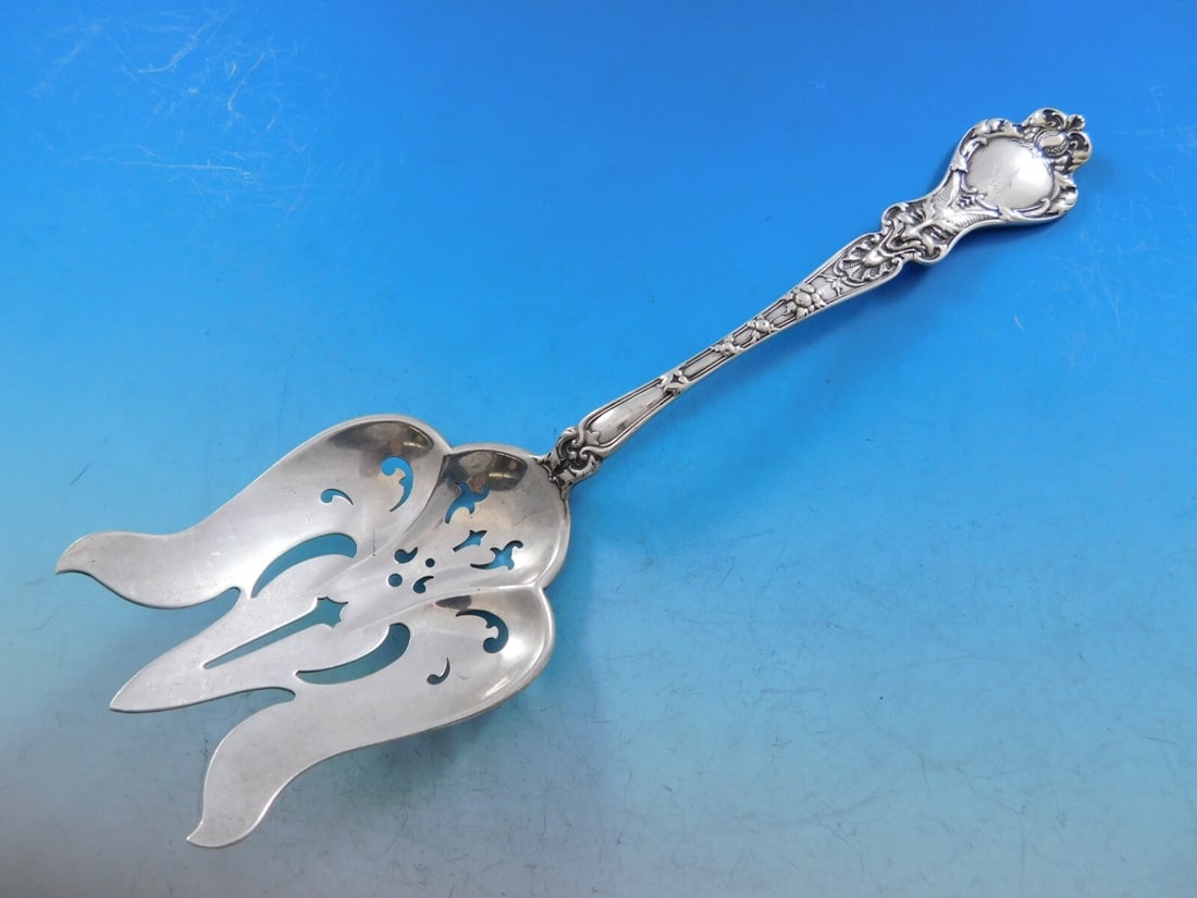 Alvin Nuremburg Sterling Silver Pierced Salad Serving Fork 8.5 Vintage: Alvin Nuremburg Sterling Silver Pierced Salad Serving Fork 8.5 Vintage Enhance your dining experience with this exquisite Nuremburg salad serving fork by Alvin. Crafted from high-quality sterling