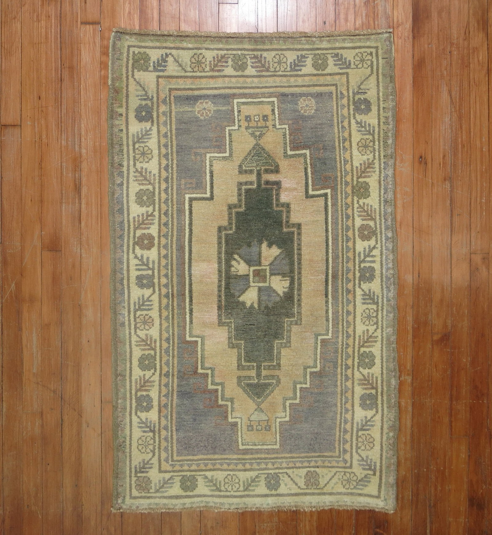 2' 9" x 4' 2" Mid 20th Century Turkish Oushak Rug: 2' 9" x 4' 2" Mid 20th Century Turkish Oushak Rug Vintage Turkish Oushak scatter rug with a geometric central motif and bordered design. This mid-20th century piece is a pre-owned small-format rug. Sp