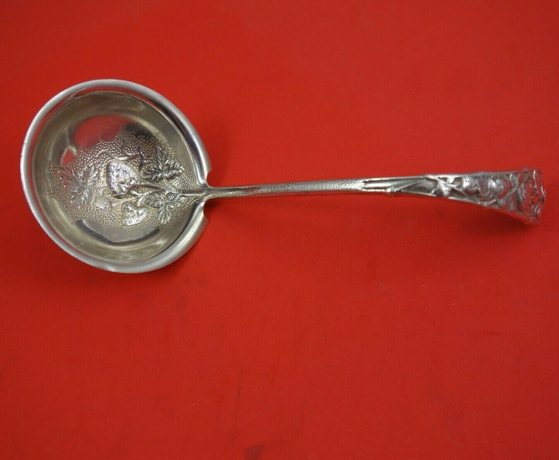 Gorham Eglantine Sterling Silver 7 Inch Gravy Ladle with Strawberry Motif: Gorham Eglantine Sterling Silver 7 Inch Gravy Ladle with Strawberry Motif This exquisite Eglantine gravy ladle by Gorham is a stunning addition to any silverware collection. Crafted from high-quality 