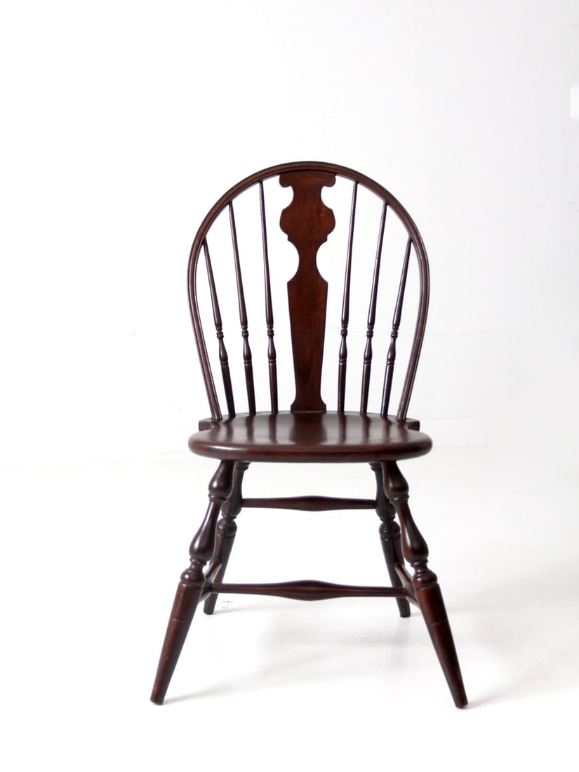 Vintage Phoenix Windsor Side Chair Early 1900s Victorian Design: Vintage Phoenix Windsor Side Chair Early 1900s Victorian Design Discover this exquisite Antique Windsor Side Chair, a stunning piece from the early 1900s crafted by the renowned Phoenix Chair Company 