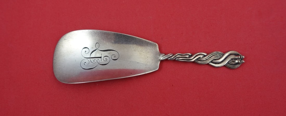 Sterling Silver Shoe Horn by Shiebler Weave Pattern 4 7/8 Inch Monogrammed: Sterling Silver Shoe Horn by Shiebler Weave Pattern 4 7/8 Inch Monogrammed This Shiebler sterling silver shoe horn features a distinctive weave design and measures 4 7/8 inches in length. Dating from 