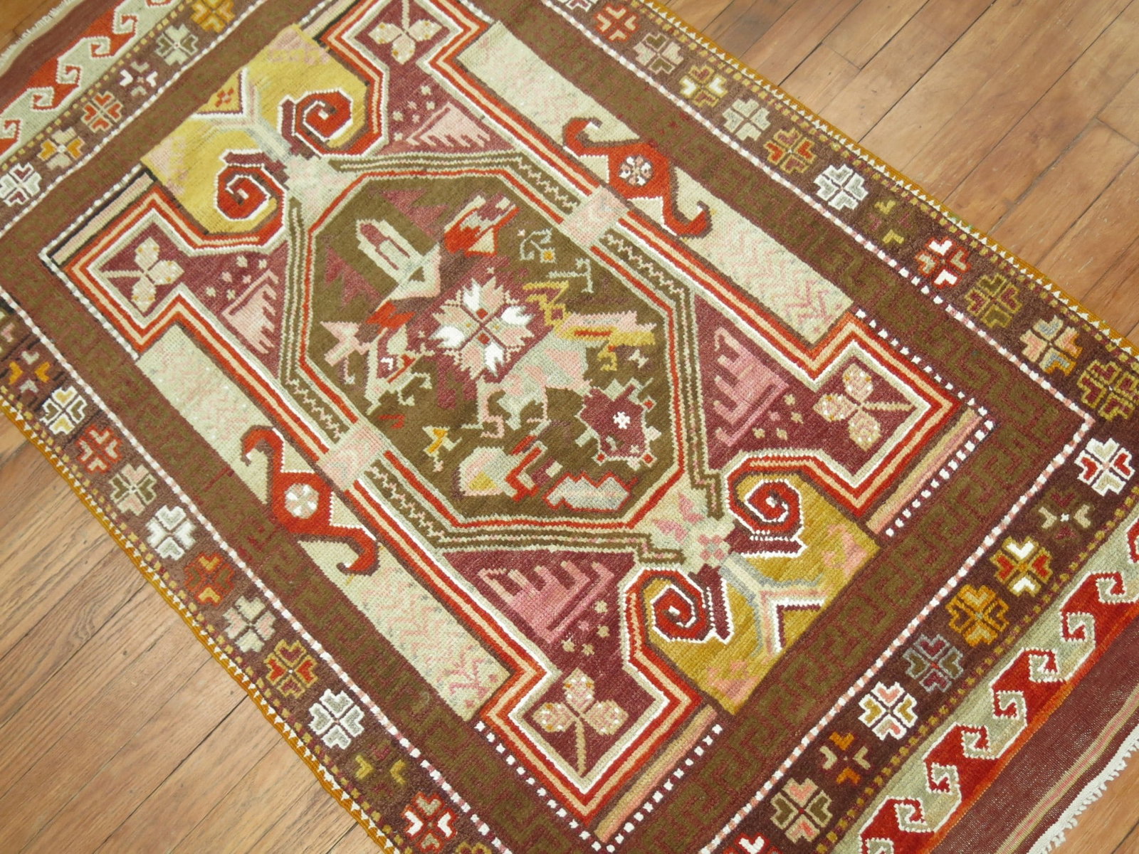 Turkish Ghiordes Small Rug 2' 10" x 4' 5": Turkish Ghiordes Small Rug 2' 10" x 4' 5" Pre-owned 20th century Turkish Ghiordes scatter rug. This small rug is identified as a Ghiordes type. Specifications Origin: Turkey Period: 20th century Type: