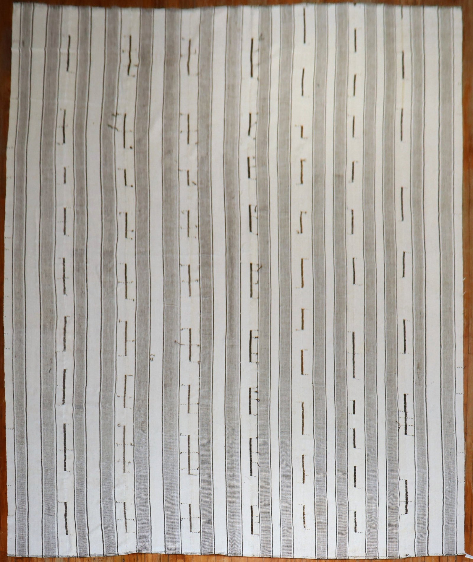 11' 4" x 17' Turkish flat weave kilim rug in gray white: 11' 4" x 17' Turkish flat weave kilim rug in gray white Oversize mid-20th century Turkish kilim flat-weave in a gray and white color palette. This pre-owned rug is presented as an oversize kilim. Spec