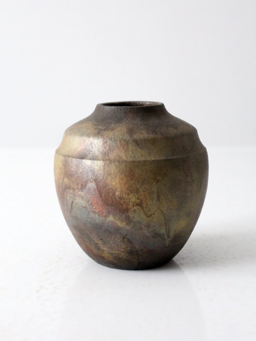 Signed Vintage Studio Pottery Vase with Swirled Glaze: Signed Vintage Studio Pottery Vase with Swirled Glaze This vintage studio pottery vase features a distinctive handmade design, showcasing a beautiful swirled glaze in gold, burgundy, black, and brown 