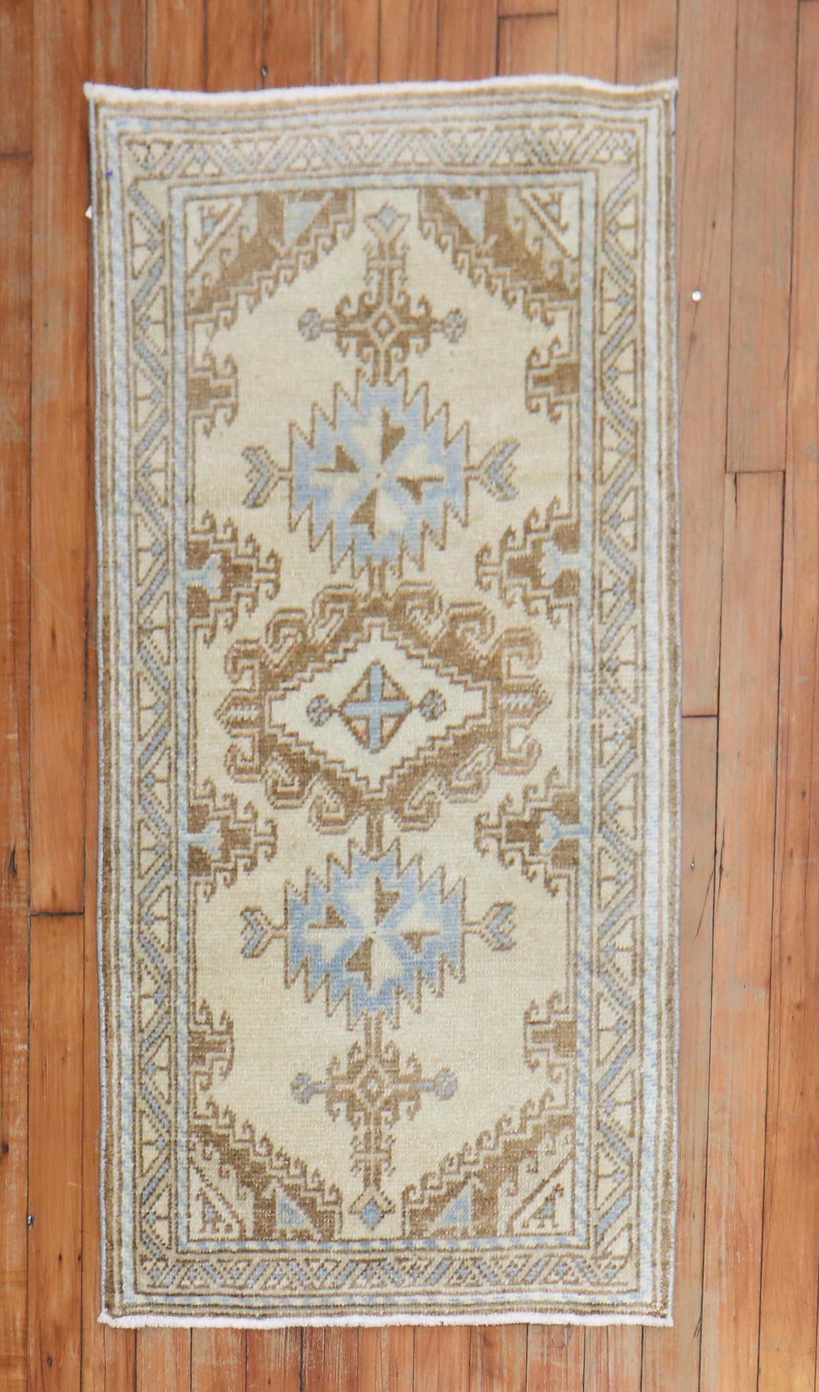 1' 11" x 3' 10" Persian Hamadan Yastik Rug Mid 20th Century: 1' 11" x 3' 10" Persian Hamadan Yastik Rug Mid 20th Century Vintage Persian Hamedan mini rug in neutral colors with a geometric design. This mid 20th century piece is categorized as a yastik and is of