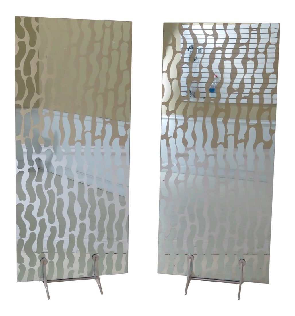 Pair of Mid Century Modern Aluminum Mirror Room Screens: Pair of Mid Century Modern Aluminum Mirror Room Screens This pair of modern design room dividers or screens features high-quality construction with aluminum 'scissor' bases and mirrored see-through pa