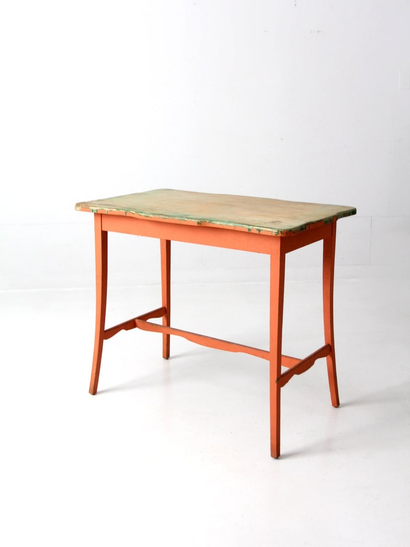 Early 20th Century Antique Karpen Side Table with Art Deco Design: Early 20th Century Antique Karpen Side Table with Art Deco Design Discover this exquisite early 20th century Antique Karpen Furniture side table, showcasing a stylish rectangular top adorned with serp