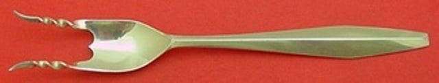 Reed and Barton Diamond Pattern Sterling Silver Baked Potato Fork 7.5": Reed and Barton Diamond Pattern Sterling Silver Baked Potato Fork 7.5" This exquisite serving fork from Reed and Barton features the elegant Diamond pattern, crafted from high-quality sterling silver.