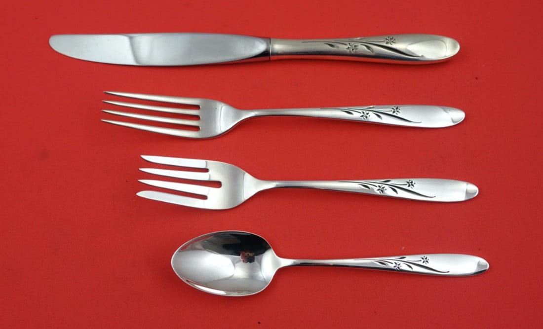 Alvin Star Blossom Sterling Silver 4-Piece Place Setting: Alvin Star Blossom Sterling Silver 4-Piece Place Setting Enhance your dining experience with the exquisite Star Blossom place setting by Alvin. This 4-piece sterling silver set features a classic desi