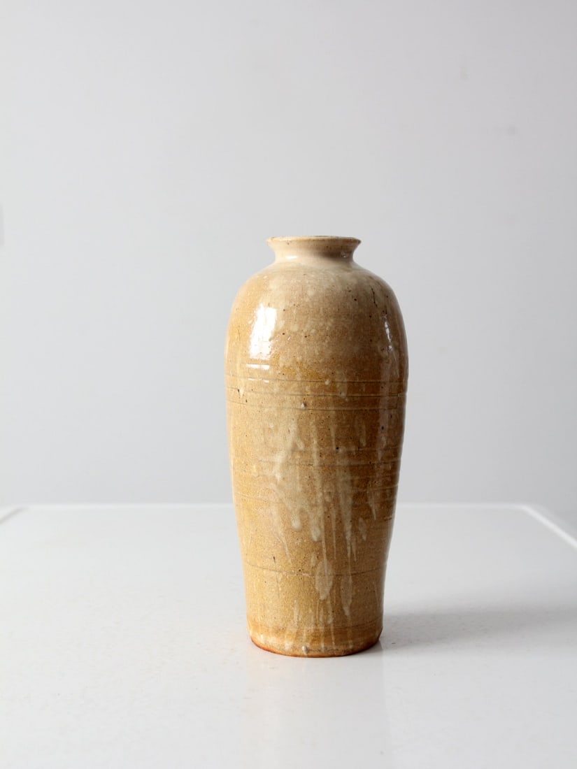 Handmade Vintage Studio Pottery Vase Caramel Glaze 10.5 Inch: Handmade Vintage Studio Pottery Vase Caramel Glaze 10.5 Inch This vintage studio pottery vase showcases exquisite craftsmanship with its handmade design. It features a beautiful light caramel-toned gl