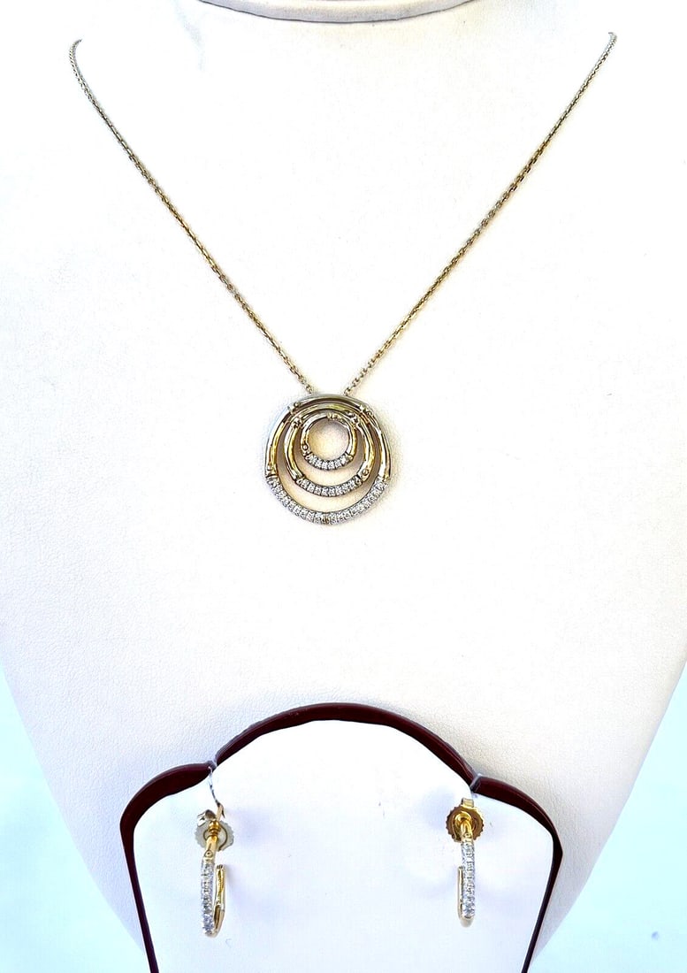 John Hardy 18K Gold Diamond Necklace and Earrings Set: John Hardy 18K Gold Diamond Necklace and Earrings Set Discover the elegance of this exquisite John Hardy jewelry set, featuring an 18K gold diamond necklace and matching earrings. The necklace showcas