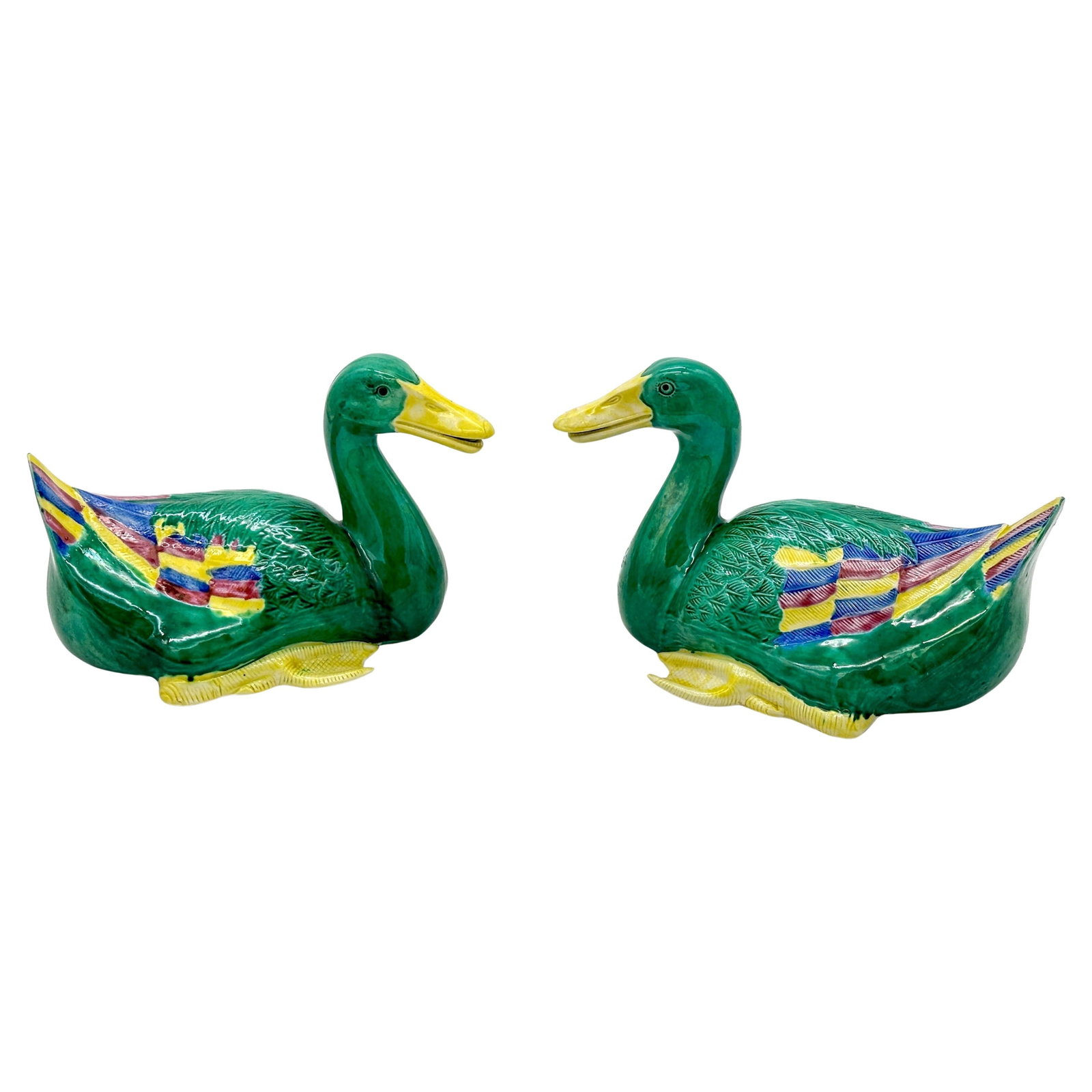 Set of 2 Chinese Sancai Glazed Ducks 20th Century Porcelain Figures: Set of 2 Chinese Sancai Glazed Ducks 20th Century Porcelain Figures This exquisite pair of Chinese Sancai glazed ceramic ducks, crafted in the 20th century, showcases a stunning array of vibrant green