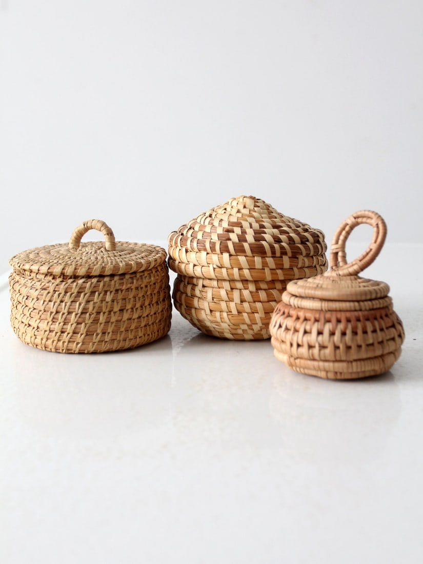 Charming Vintage Hand Woven Grass Basket Set of 3: Charming Vintage Hand Woven Grass Basket Set of 3 Enhance your home decor with this charming set of three vintage hand-woven grass baskets. Each basket features a unique shape and weave, perfectly com