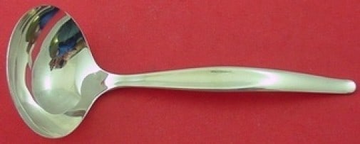 Towle Contour Sterling Silver Gravy Ladle 6.5 Inch Serving: Towle Contour Sterling Silver Gravy Ladle 6.5 Inch Serving This exquisite gravy ladle from Towle features the elegant Contour pattern and is crafted from high-quality sterling silver. Measuring 6 1/2 