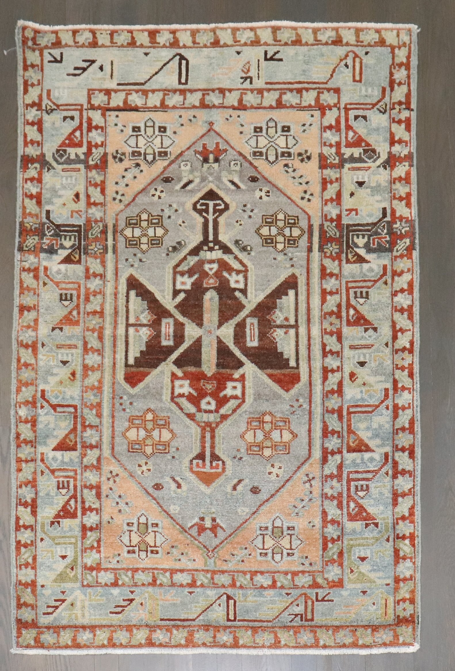 3' 2" x 4' 6" Persian Malayer rug with medallion: 3' 2" x 4' 6" Persian Malayer rug with medallion Small Persian Malayer rug featuring a medallion design, dating to the second quarter of the 20th century. This pre-owned piece is categorized as a smal
