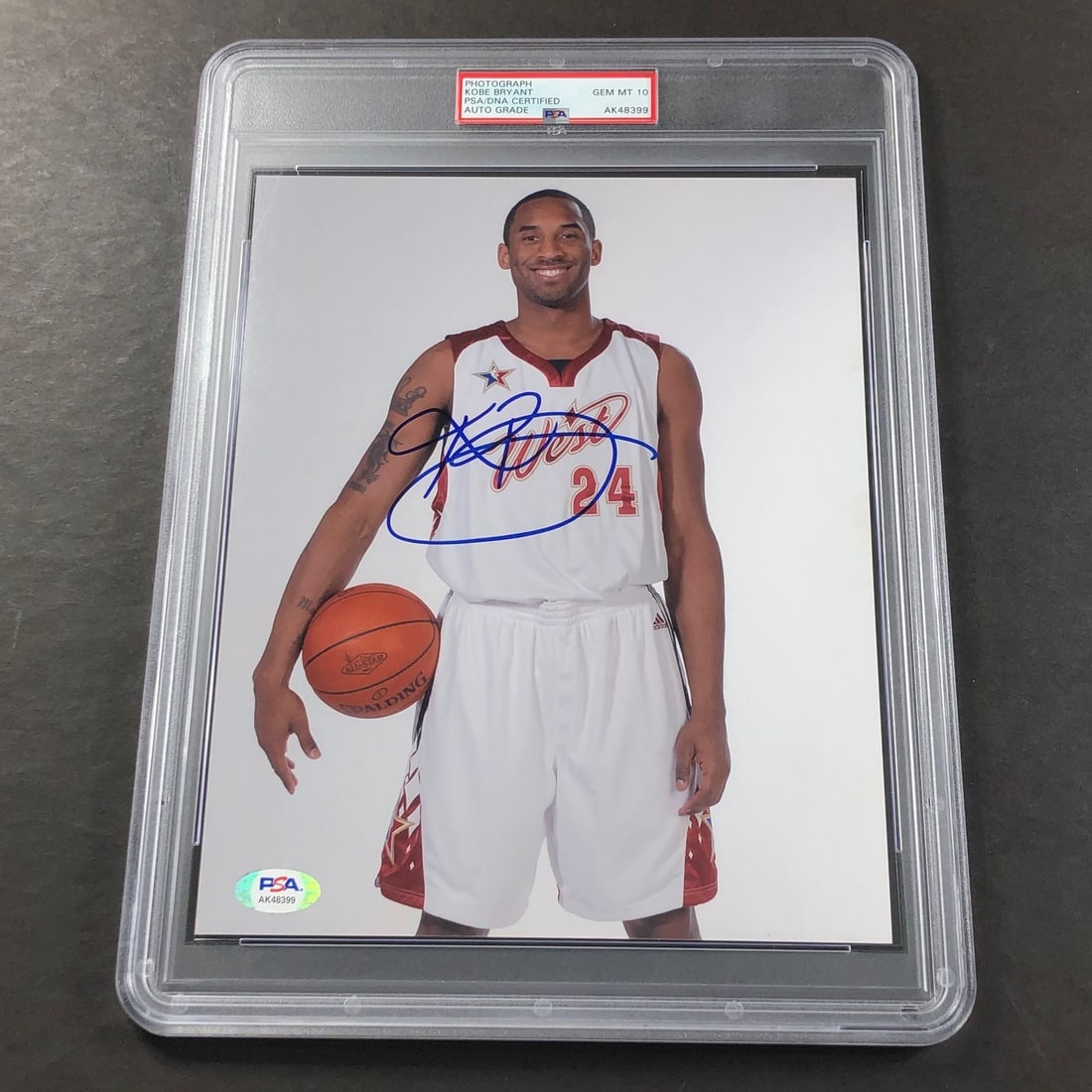 Kobe Bryant Signed 8x10 Photo PSA/DNA Gem Mint Auto 10 Lakers: Kobe Bryant Signed 8x10 Photo PSA/DNA Gem Mint Auto 10 Lakers This exquisite 8x10 photograph features a bold autograph by basketball legend Kobe Bryant, known as the Black Mamba. Professionally printe