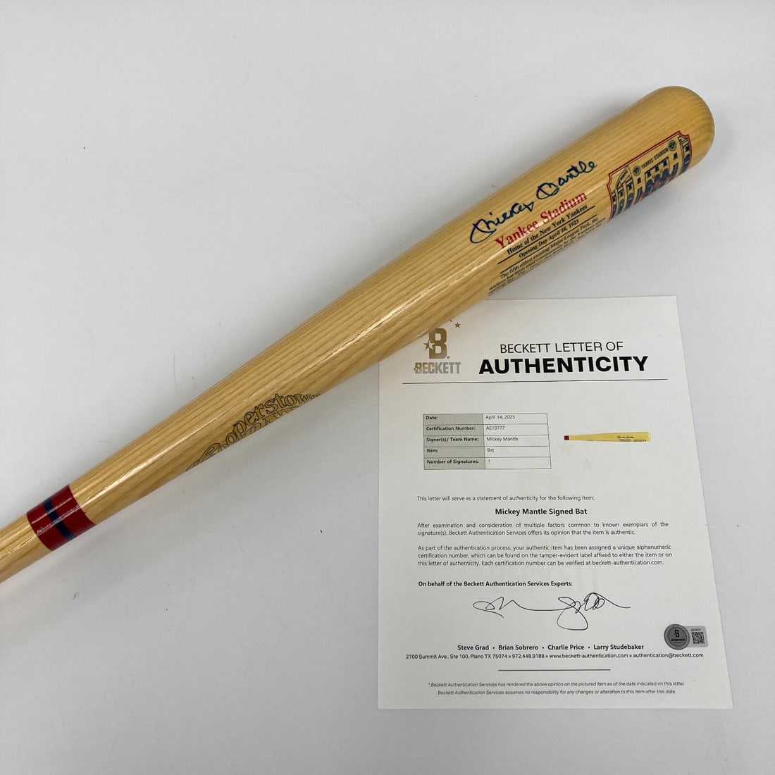 Mickey Mantle Autographed Cooperstown Bat with Beckett COA: Mickey Mantle Autographed Cooperstown Bat with Beckett COA This is a stunning Mickey Mantle signed bat, an exceptional collectible for any baseball fan. The bat, produced by Cooperstown Bat Co., featu