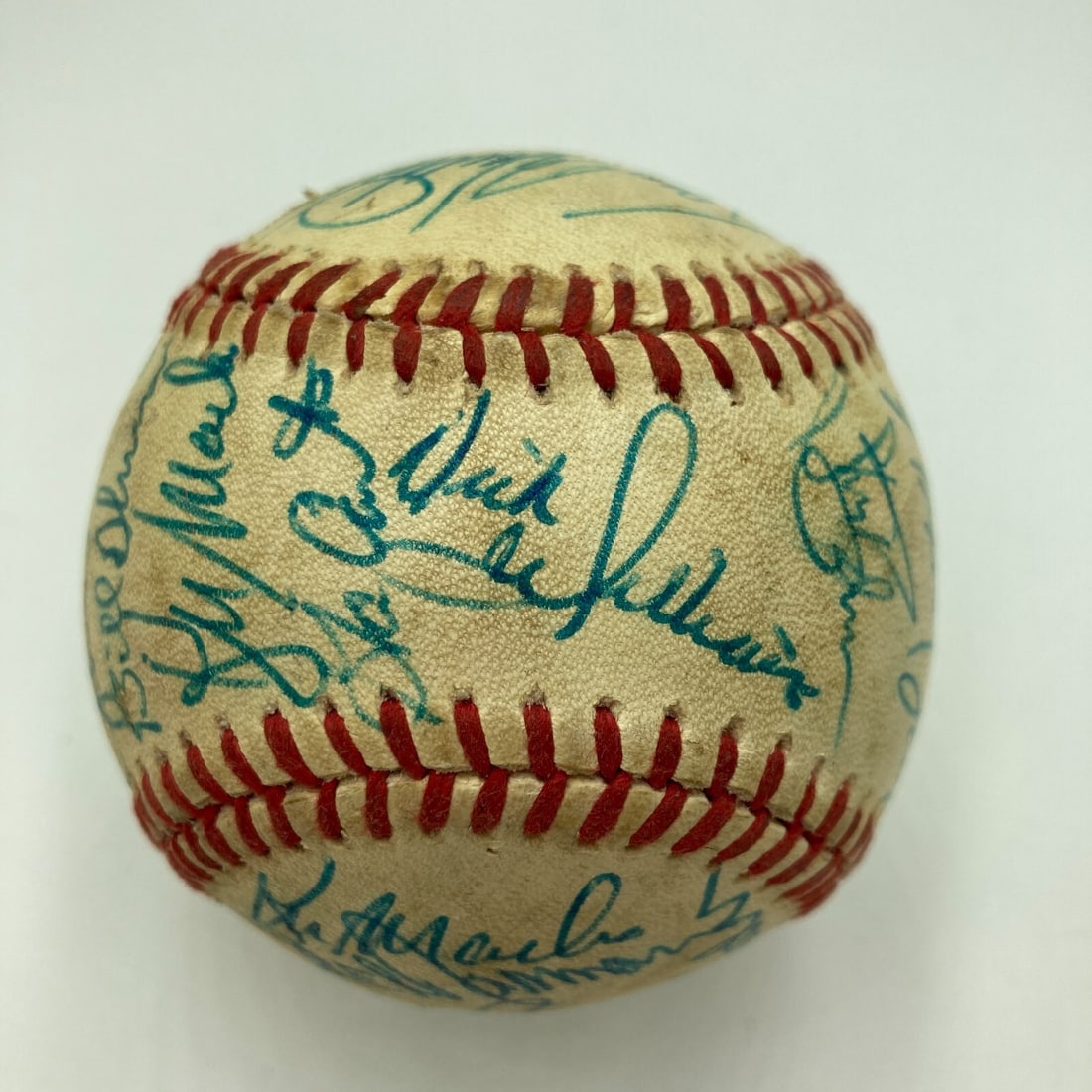 1980 Montreal Expos Team Signed Baseball with 21 Autographs: 1980 Montreal Expos Team Signed Baseball with 21 Autographs This authentic 1980 Montreal Expos team signed baseball is a remarkable collectible for baseball enthusiasts. The ball, originally a Nationa