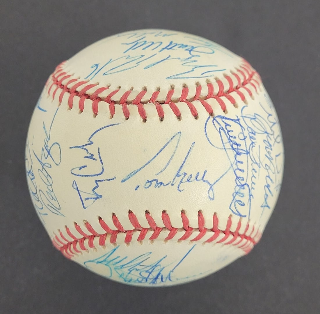 Official American League Baseball 1996 Minnesota Twins 36 Signatures Beckett LOA: Official American League Baseball 1996 Minnesota Twins 36 Signatures Beckett LOA This official American League baseball has been signed by 36 members of the 1996 Minnesota Twins baseball team. Notable