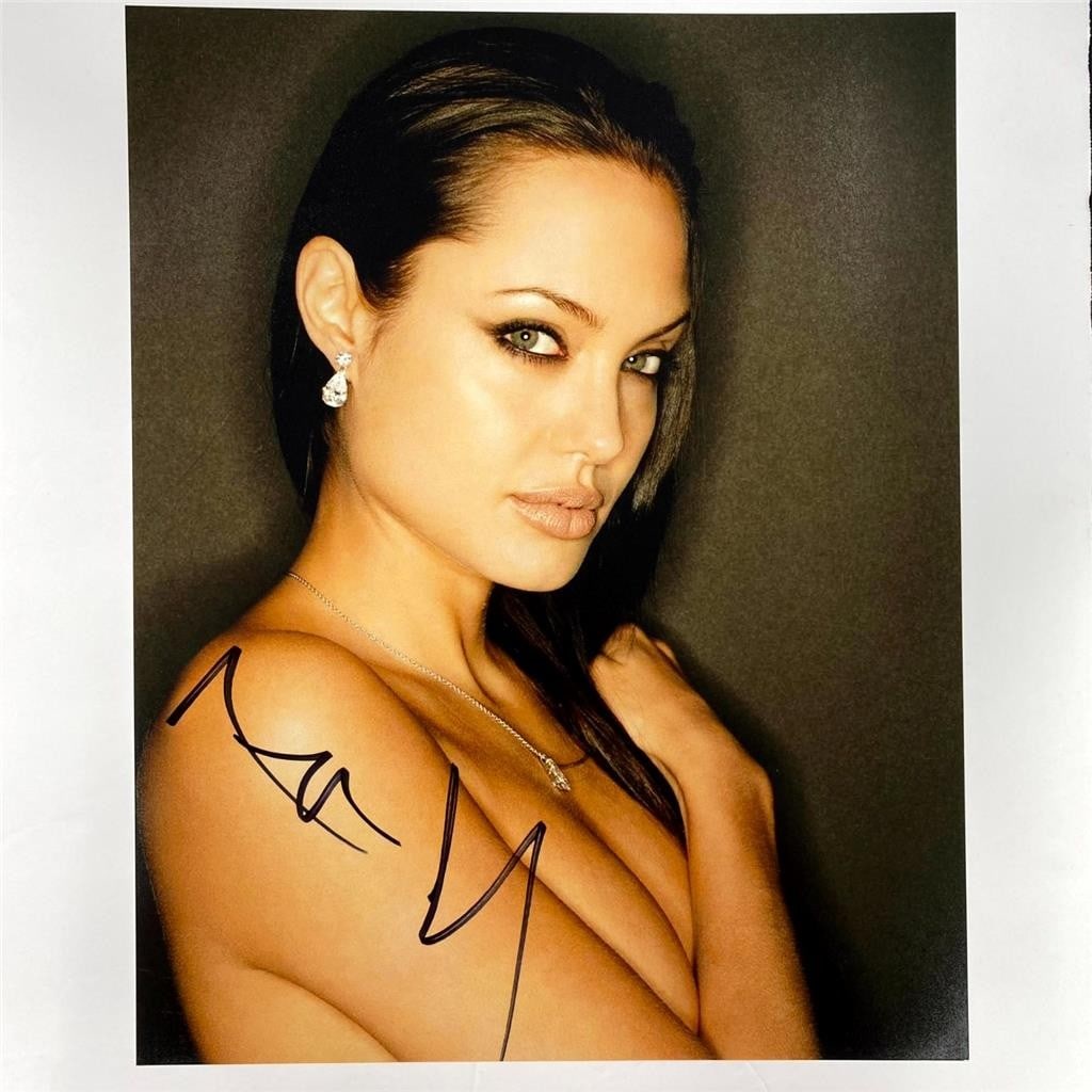 11x14 Angelina Jolie autograph photo JSA authenticated: 11x14 Angelina Jolie autograph photo JSA authenticated This is an original 11x14 photograph signed by actress Angelina Jolie. The autograph is authenticated by James Spence Authentication (JSA). The i
